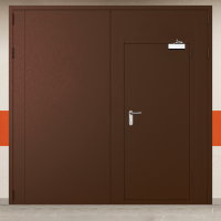 Ворота металлические двустворчатые коричневые с дверью, доводчиком и блестящей ручкой