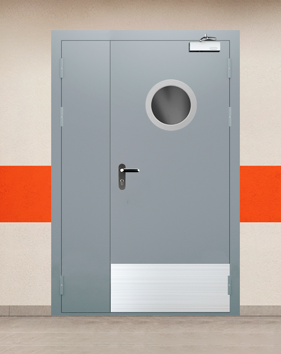 Противопожарная полуторная серая дверь EI 30 (3-го типа) с блестящей ручкой, круглым окном, широким отбойником