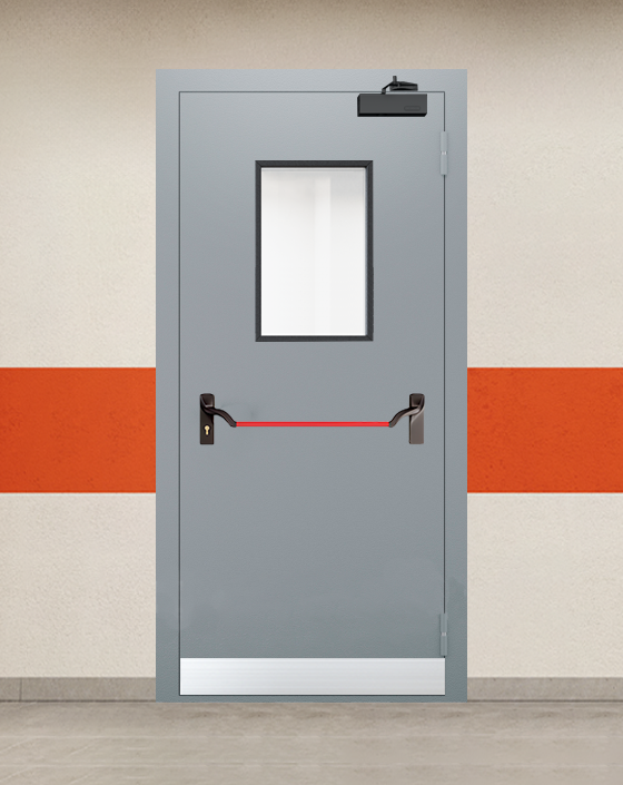 Противопожарная однопольная серая дверь EI 90 с ручкой антипаника, прямоугольным окном, узким отбойником