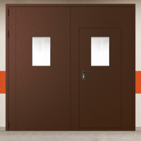 Ворота металлические двустворчатые коричневые с дверью и двумя окнами