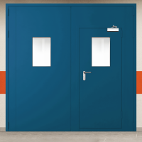 Ворота металлические двустворчатые синие с дверью, двумя окнами, доводчиком и блестящей ручкой