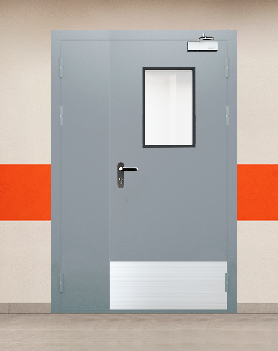 Противопожарная полуторная серая дверь EI 30 (3-го типа) с блестящей ручкой, прямоугольным окном, широким отбойником