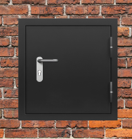 Люк металлический черный с блестящей ручкой