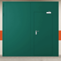 Ворота металлические двустворчатые зеленые с дверью, доводчиком и блестящей ручкой