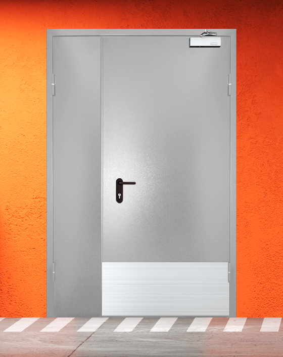Противопожарная полуторная серая дверь порошковым напылением EIS 45 с широким отбойником