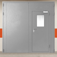 Ворота металлические двустворчатые серые с дверью, окном, доводчиком и блестящей ручкой